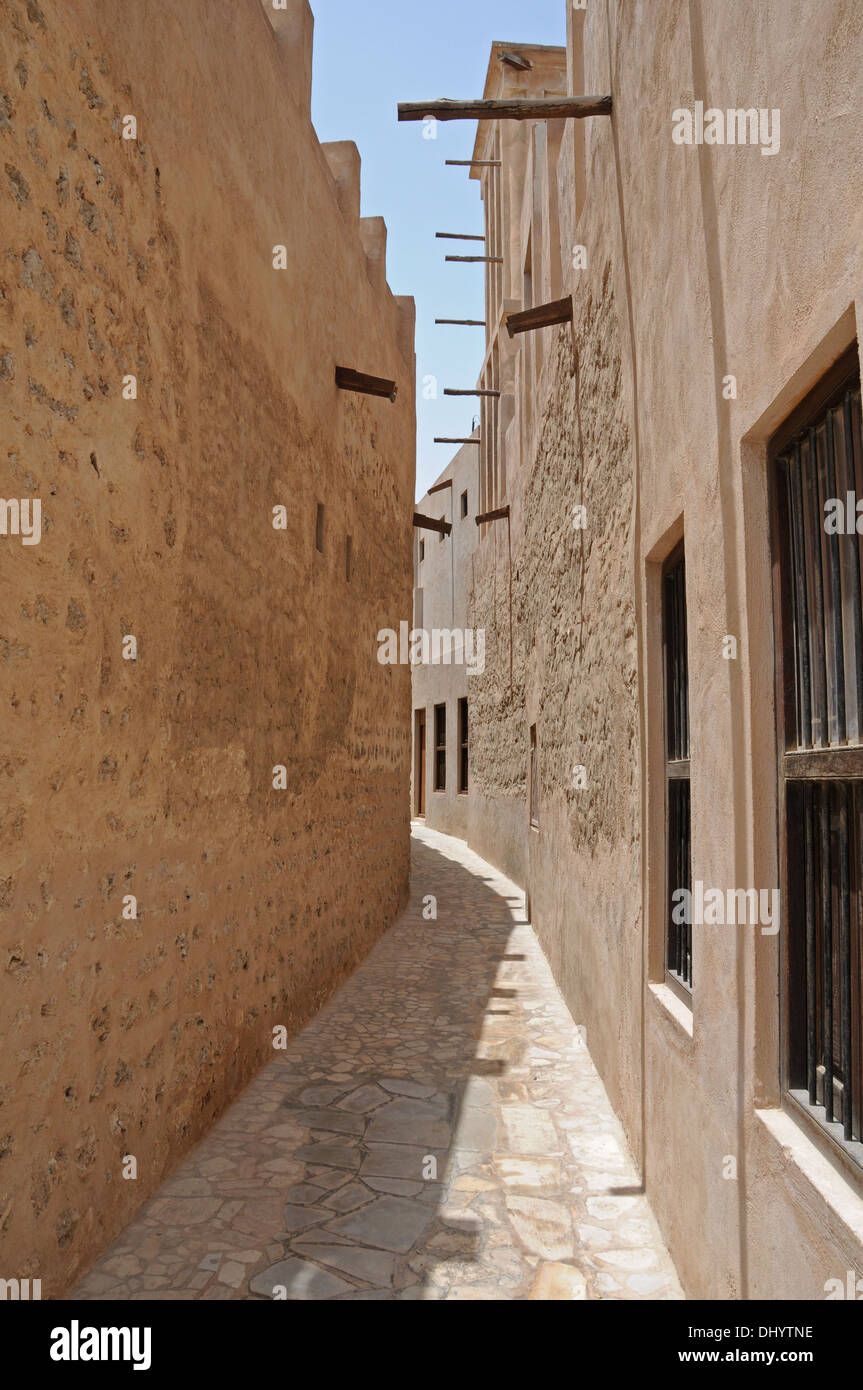 Ruelle étroite, Quartier Al Bastakiya, Dubaï, Emirats Arabes Unis. Banque D'Images