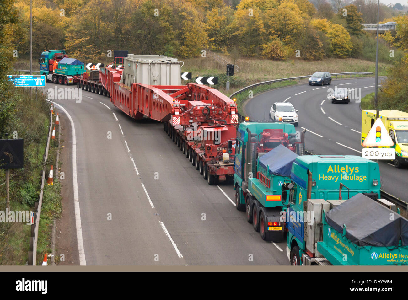 La jonction 19 de la M4, au Royaume-Uni. 17 novembre, 2013. Après de-comissioning le Didcot power station trois transformateurs 640 tonnes sont livrées à Avonmouth docks pour réexpédition à l'Allemagne. Colis lourds Allelys de Studley se déplacent la charge à des vitesses allant jusqu'à 10 mi/h, la charge est de 100m de long et 5m de large il prend deux voies de l'autoroute M4. C'est la deuxième de trois transformateurs, le troisième est prévu pour être déplacé le 23 novembre 2013. Credit : JMF News/Alamy Live News Banque D'Images