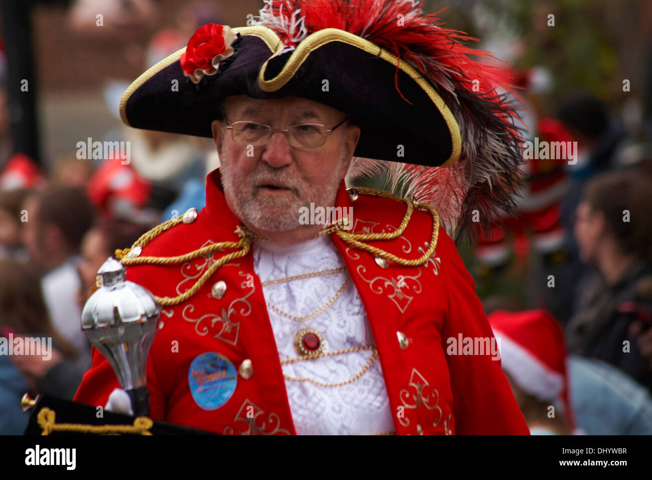 Poole, UK Dimanche 17 novembre 2013. Père Noël, Père Noël, arrive à Poole. Il est venu sur un bateau de sauvetage avec l'équipage RNLI, prêt pour la Parade du Père Noël à la foule de la rue pour le saluer. Poole crieur public David Squire Crédit : Carolyn Jenkins/Alamy Live News Banque D'Images