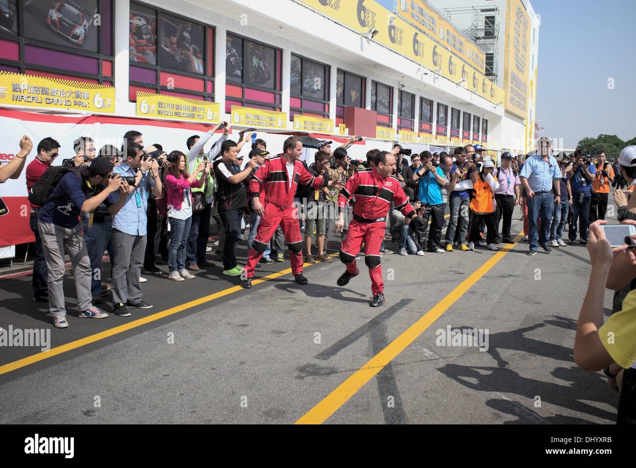 Déménagement de l'équipe de façon que les approches de voiture de course au Grand Prix de Macao Banque D'Images