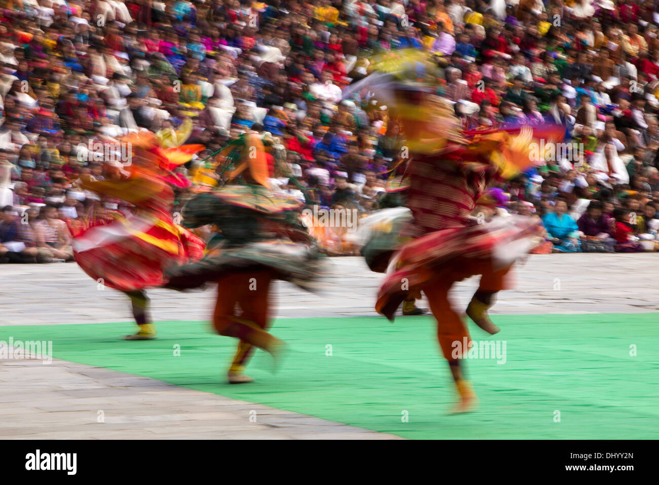 Le Bhoutan, Thimphu Dzong, Tsechu annuel, la danse des trois sortes de Ging, danseurs floue Banque D'Images