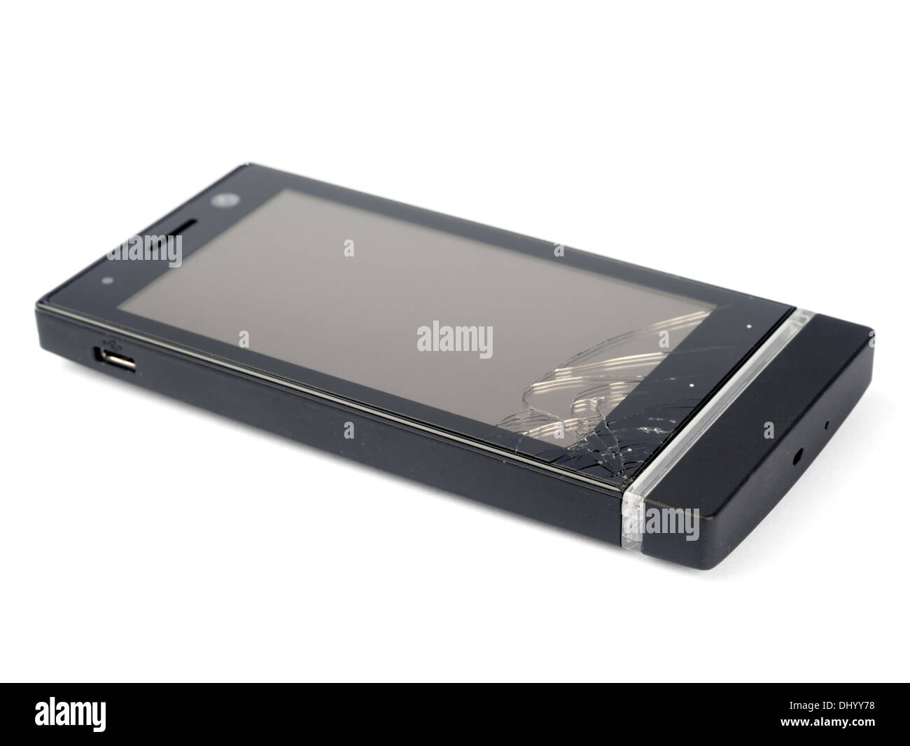 Broken téléphone mobile avec écran de verre brisé isolé sur fond blanc Banque D'Images