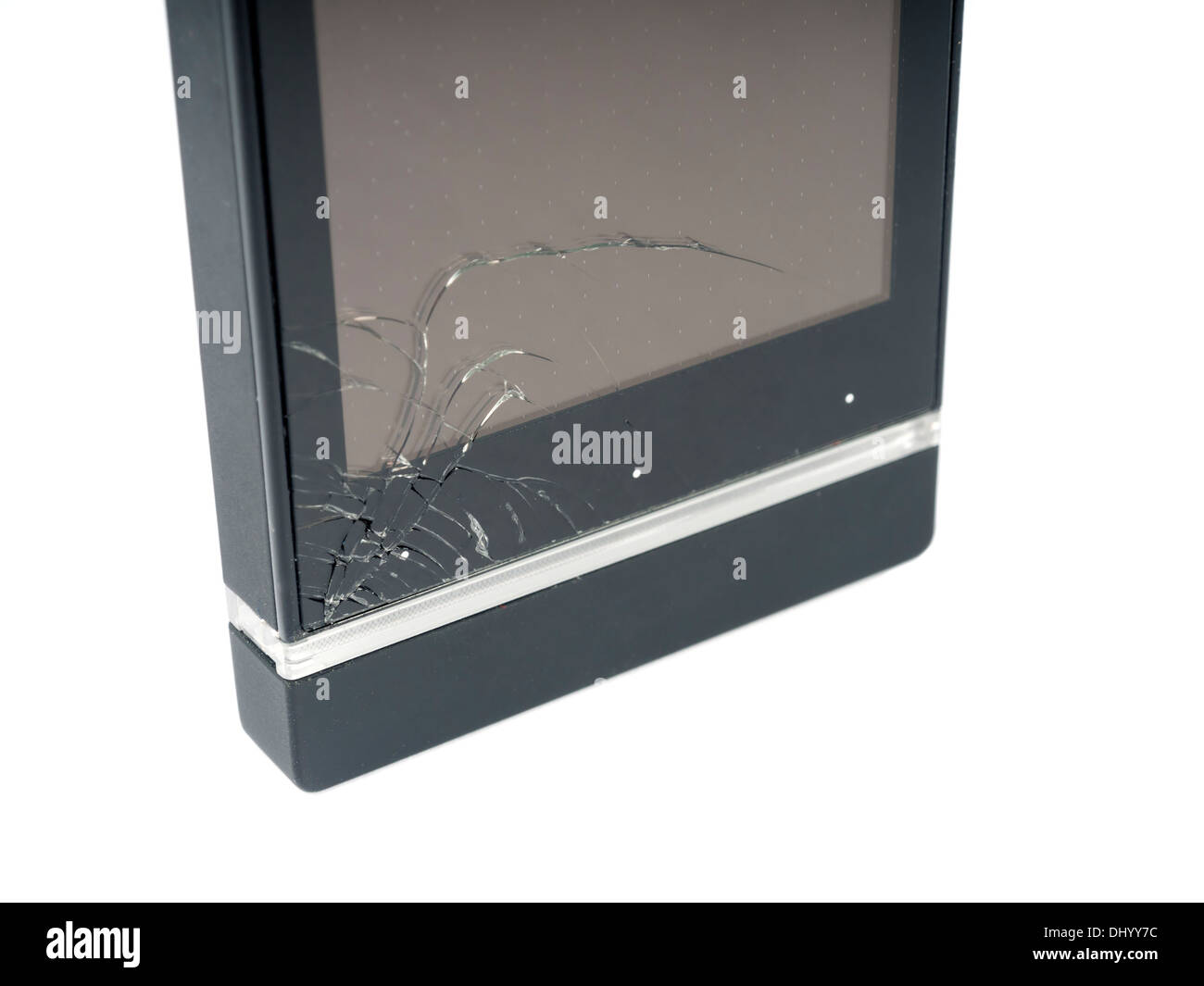 Broken téléphone mobile avec écran de verre brisé isolé sur fond blanc Banque D'Images