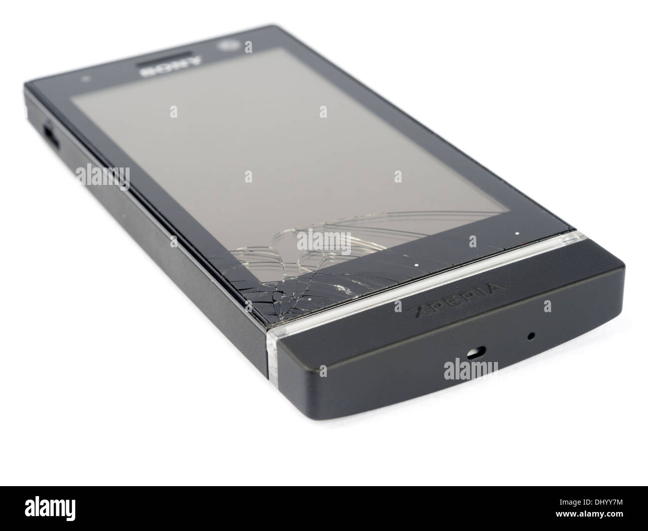 Broken téléphone mobile avec affichage de l'écran des éclats de verre isolé sur fond blanc Banque D'Images
