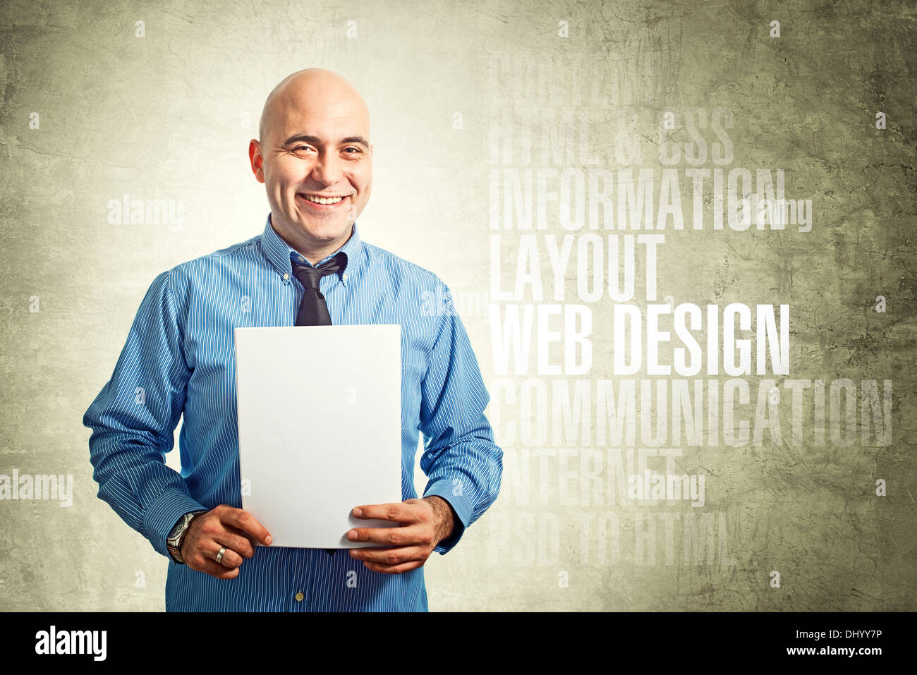 Web designer holding paper. Smiling business man with blank white poster. Banque D'Images