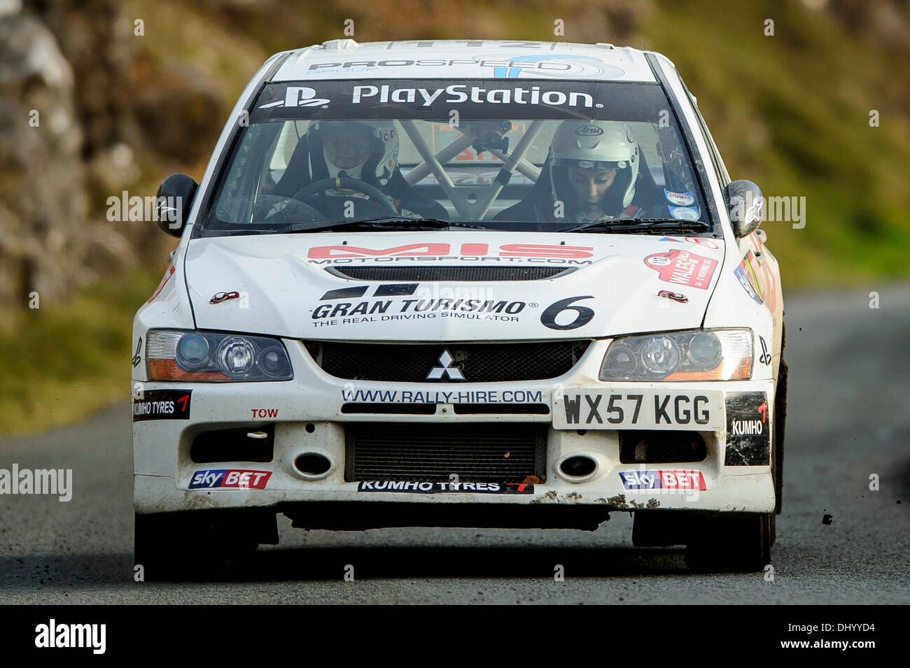 Llandudno, au Pays de Galles. 17 novembre, 2013. Tony Jardine et ex Team GO Champion du squelette Olympique Amy Williams MBE de Grande-Bretagne (GBR) conduire leur privateer Mitsubishi Lancer Evolution IX sur le Great Orme stade (SS22) pendant 4 jours de Wales Rally GB, la finale du Championnat des rallyes de la FIA 2013 Word. Credit : Action Plus Sport/Alamy Live News Banque D'Images