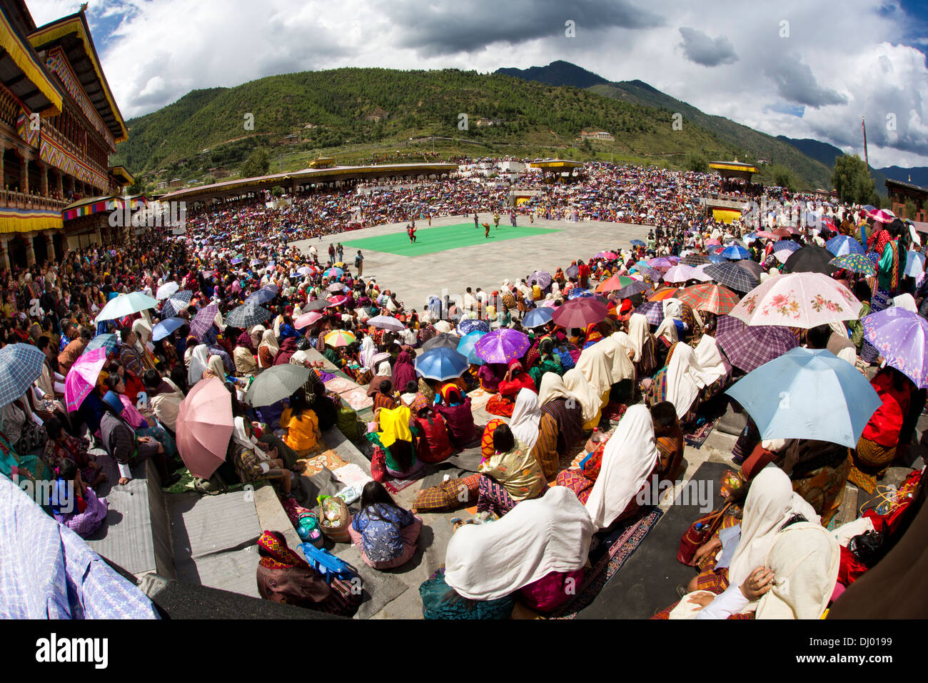 Le Bhoutan, Thimphu Dzong, Tsechu festival annuel, à l'abri de l'auditoire de sun sous les parasols Banque D'Images