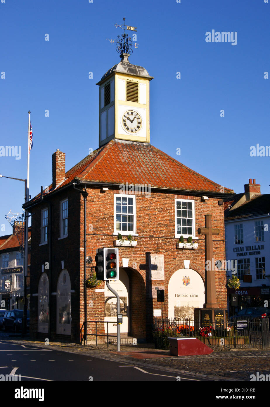 Hôtel de Ville, par Thomas Belasyse, 1710, et Croix du Sacrifice, High Street, Yarm, County Durham Angleterre Banque D'Images