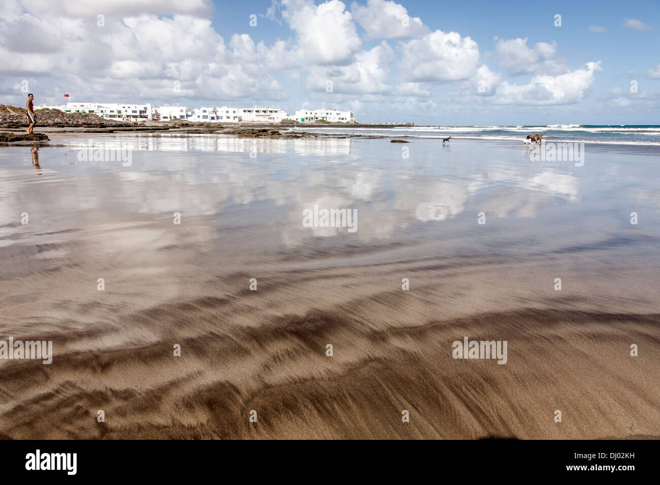Réflexion sur le sable humide de la plage de Famara Banque D'Images