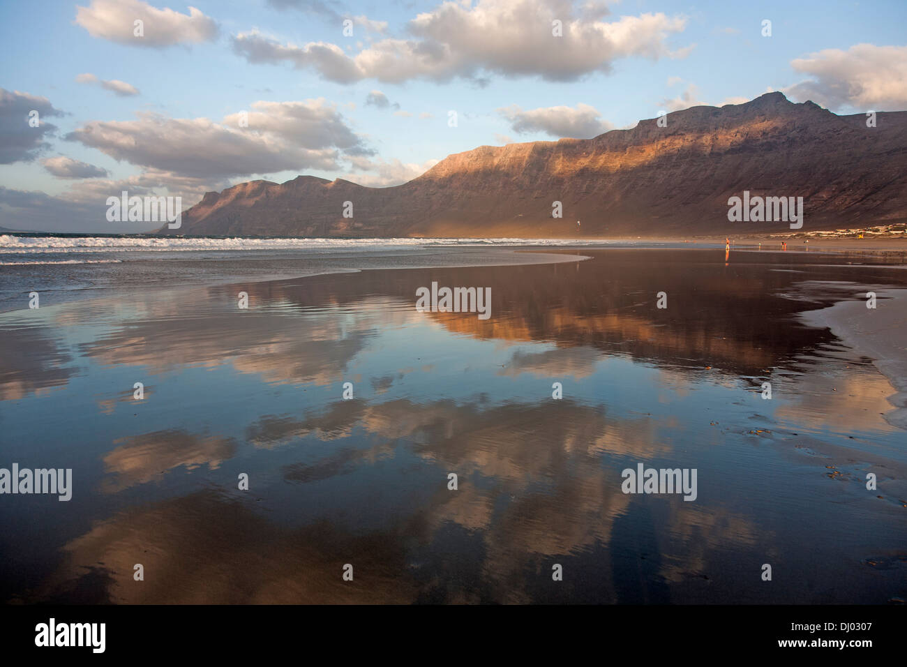 Beau reflet de nuages et falaise littoral de la télévision plan d'eau sur la plage de Famara Banque D'Images