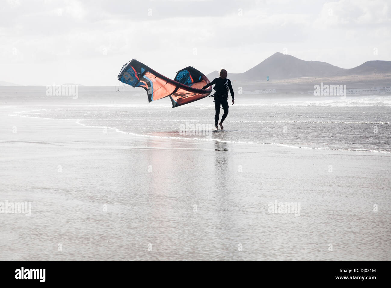 Kite surfer récupérer son cerf-volant sur la plage de Famara Banque D'Images
