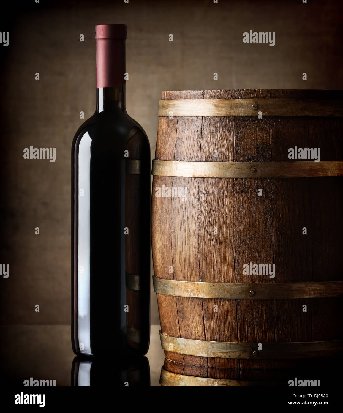 Bouteille de vin rouge et d'un tonneau en bois Banque D'Images