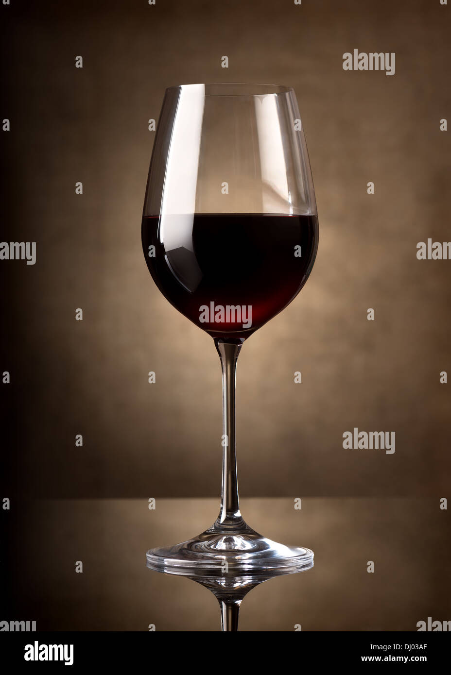 Verre de vin rouge sur un fond noir Banque D'Images