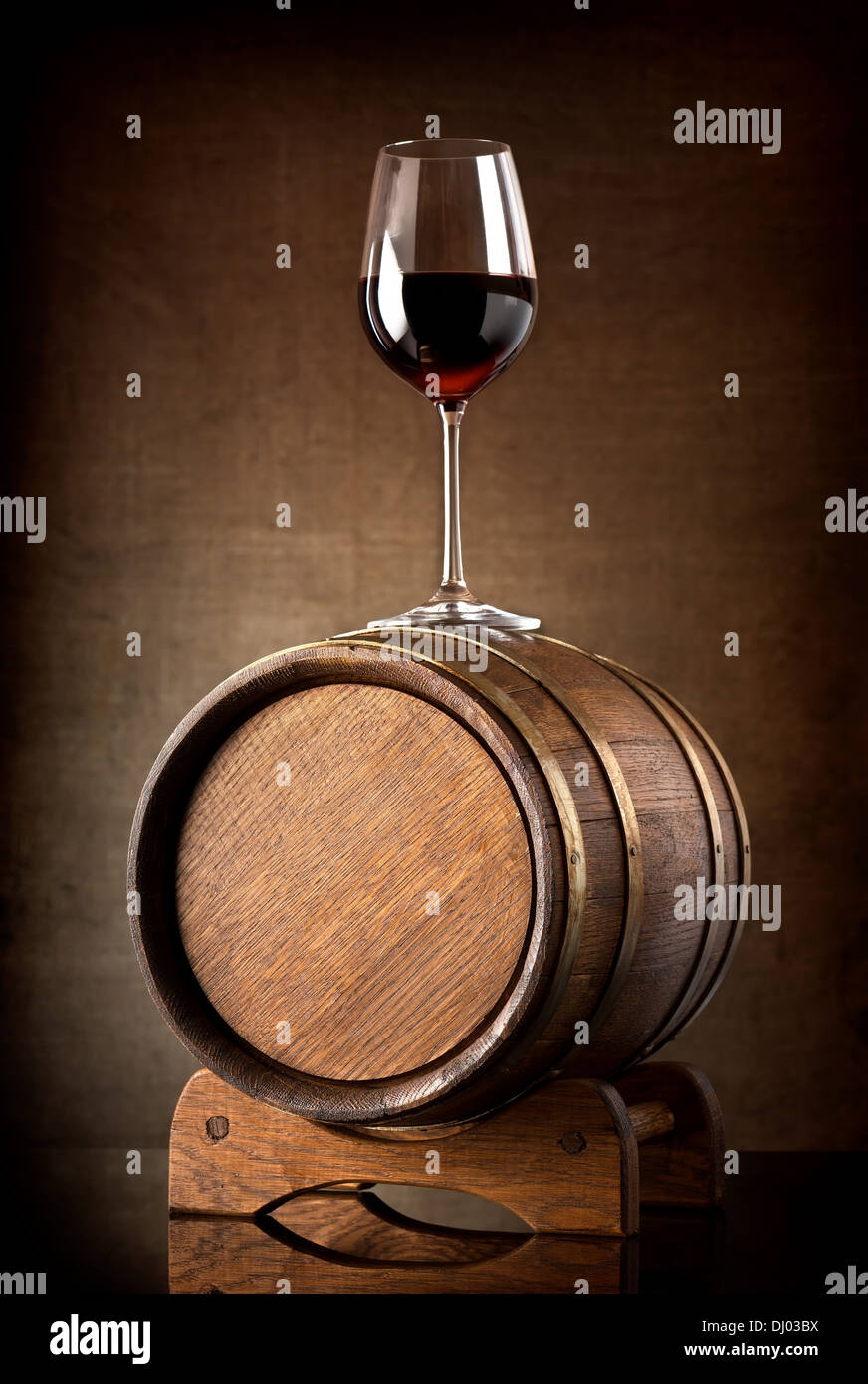 Le vin rouge et le verre avec tonneau en bois Banque D'Images