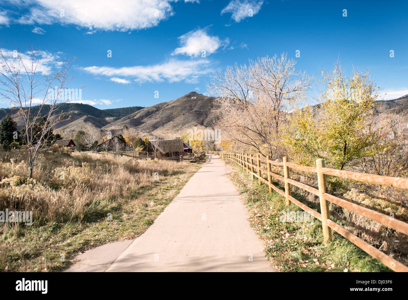 GOLDEN, Colorado - Un chemin longe Clear Creek à Golden, Colorado, juste à l'extérieur de Denver, à l'extrémité est des montagnes Rocheuses. Fondé pendant la ruée vers l'or de Pike's Peak, Golden Today est connu pour son riche patrimoine, ses activités de plein air et le lieu de naissance de la brasserie Coors, qui incarne un mélange unique d'histoire, de culture et de beauté naturelle. Banque D'Images