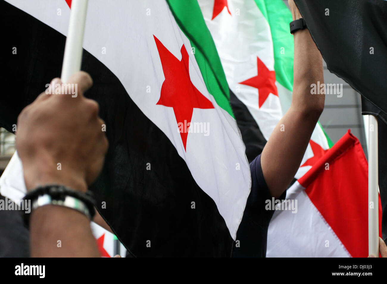 Brandissant des drapeaux syriens main Banque D'Images