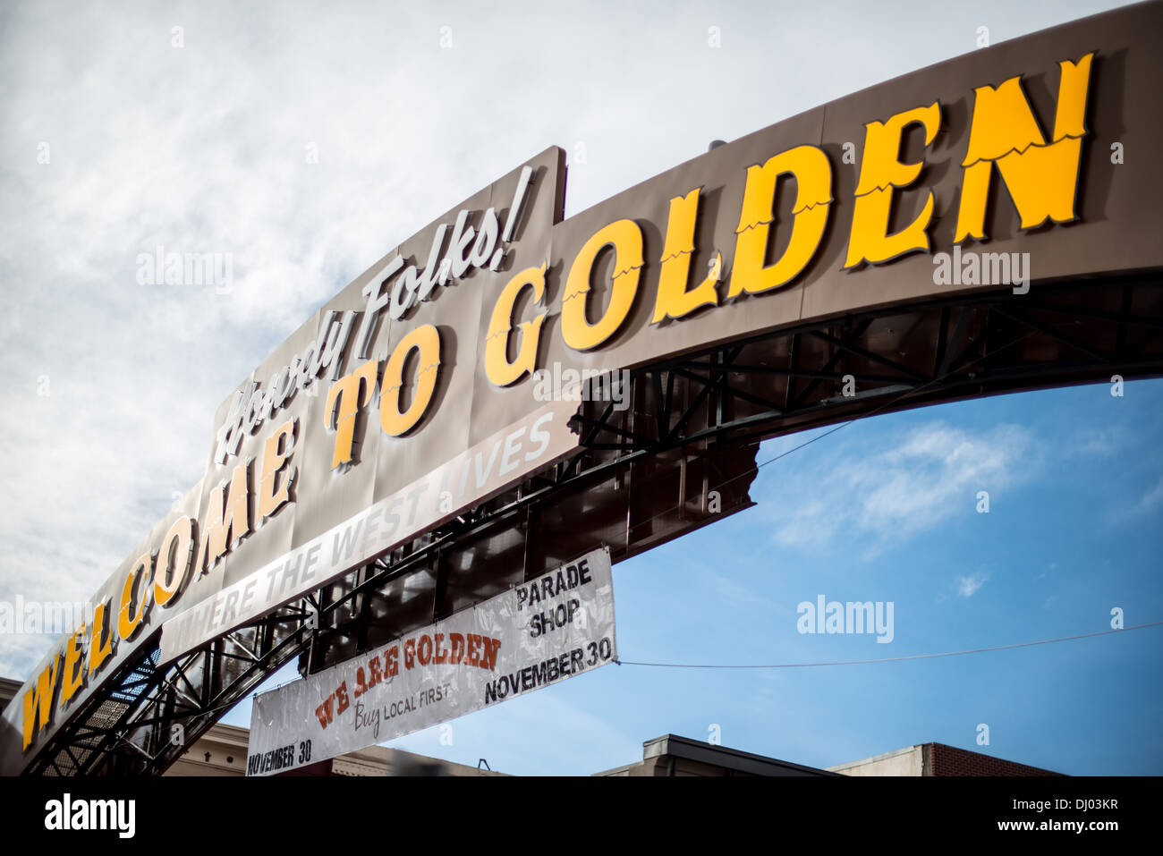 GOLDEN, Colorado - Un panneau s'affiche au-dessus de la rue principale de Golden, Colorado, accueillant les visiteurs de la ville. Fondé pendant la ruée vers l'or de Pike's Peak, Golden Today est connu pour son riche patrimoine, ses activités de plein air et le lieu de naissance de la brasserie Coors, qui incarne un mélange unique d'histoire, de culture et de beauté naturelle. Banque D'Images