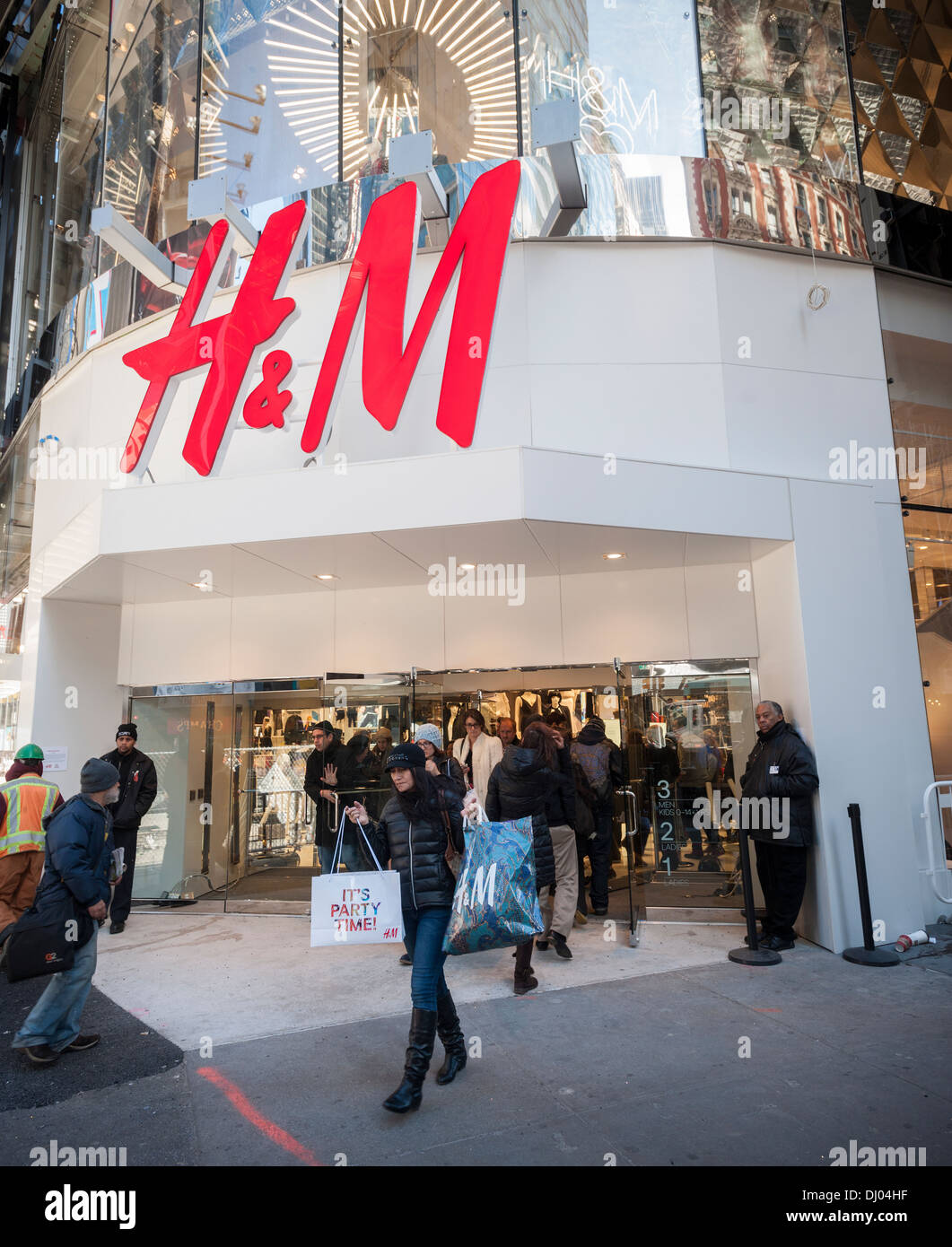 Le nouveau magasin H&M à 4 Times Square est vu le jour de l'ouverture Photo  Stock - Alamy