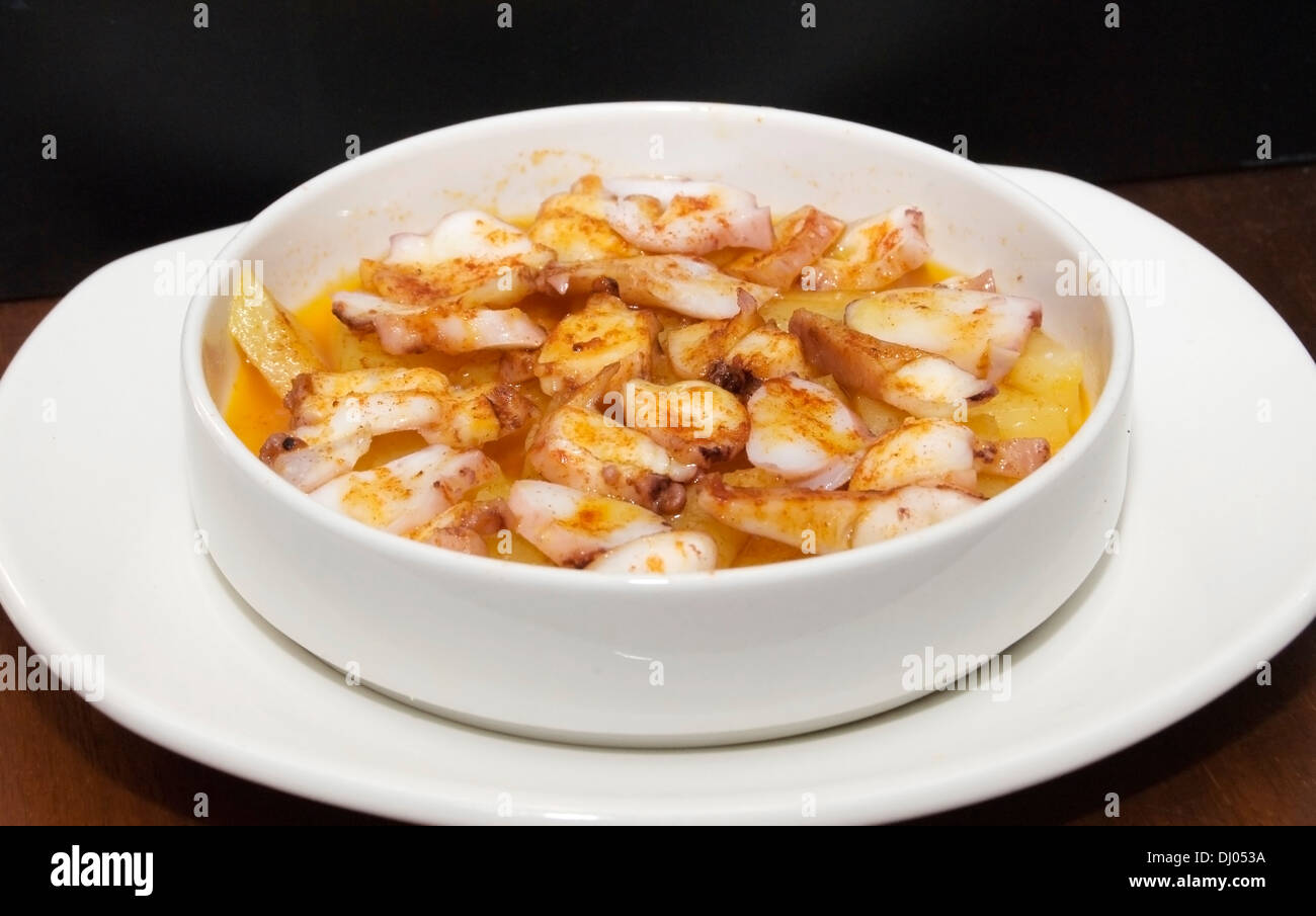 Octopus dans le poivre, la nourriture typique espagnol, également connu comme "Pulpo a la gallega" Banque D'Images