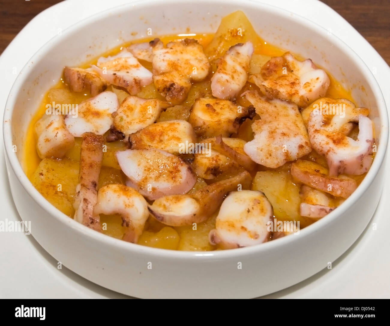 Octopus dans le poivre, la nourriture typique espagnol, également connu comme "Pulpo a la gallega" Banque D'Images