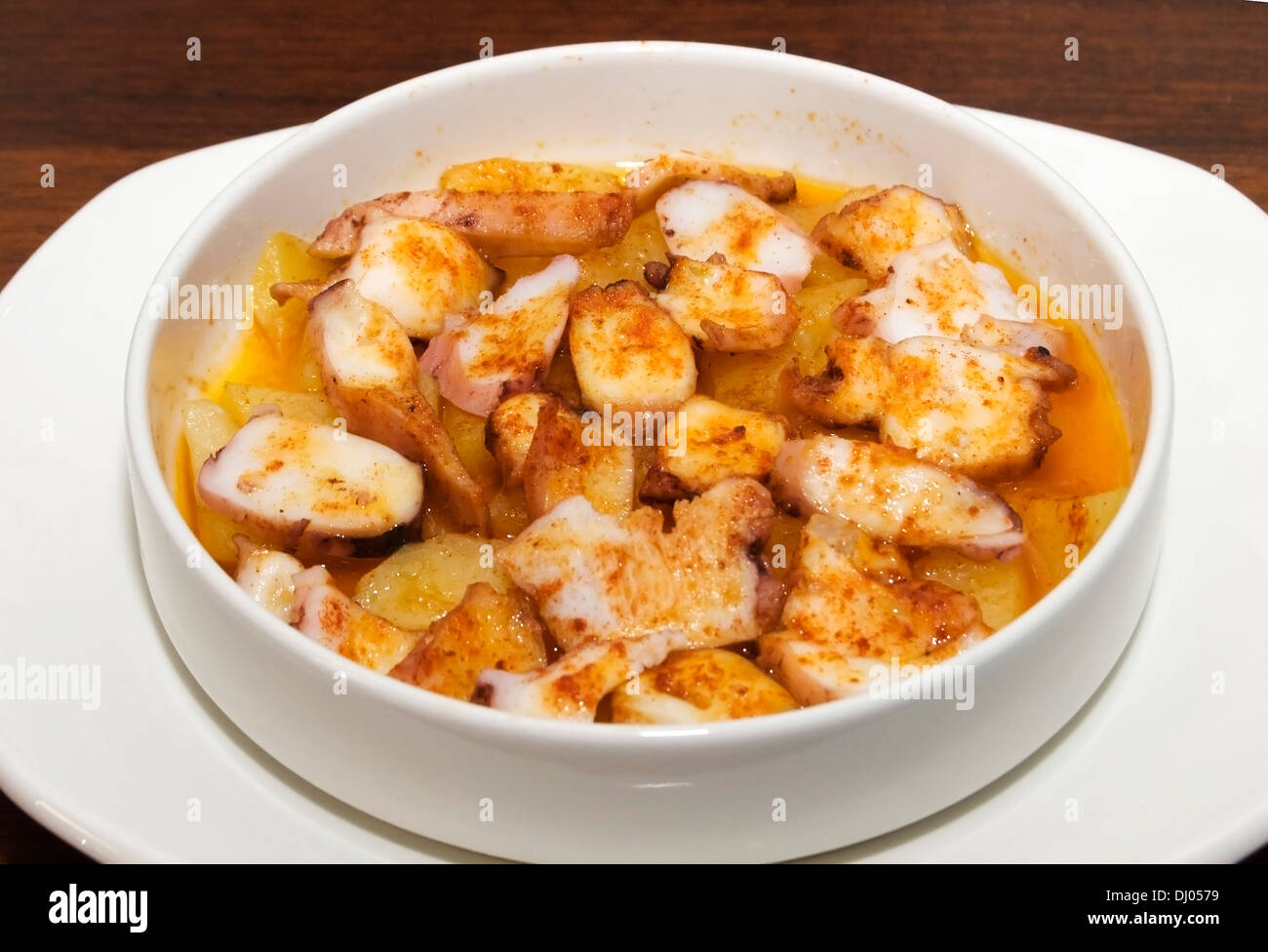 Octopus dans le poivre, la nourriture typique espagnol, également connu comme "Pulpo a la gallega" Banque D'Images