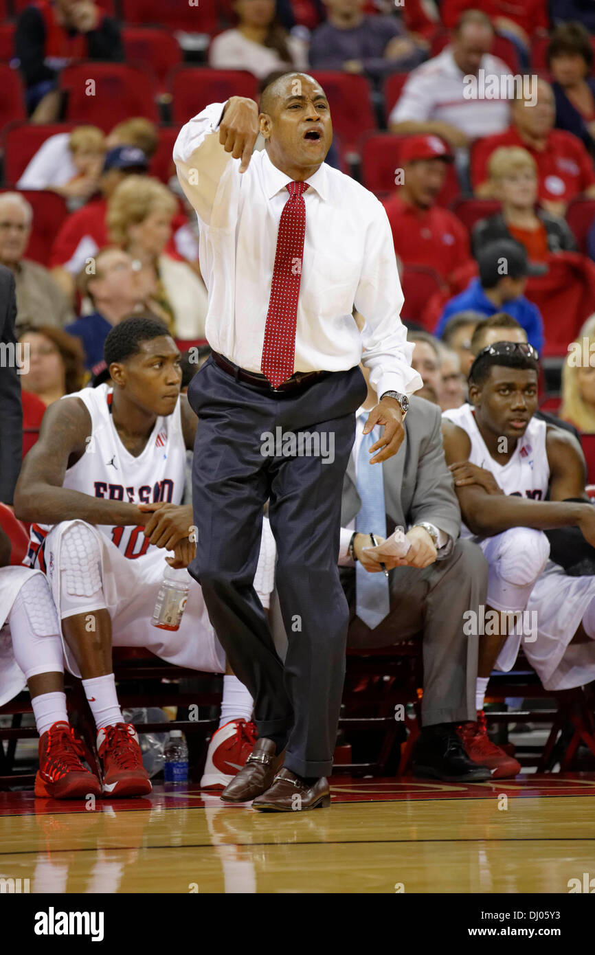 16 novembre 2013, Fresno, CA - Fresno State entraîneur en chef Rodney Terry dans le jeu entre le Northridge Matadors et le fresno State Bulldogs à Save Mart Center à Fresno, CA. Fresno State a gagné le match 80 à 64. Banque D'Images