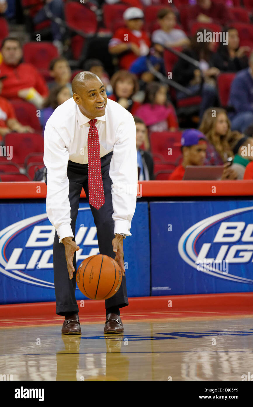 16 novembre 2013, Fresno, CA - Fresno State entraîneur en chef Rodney Terry dans le jeu entre le Northridge Matadors et le fresno State Bulldogs à Save Mart Center à Fresno, CA. Fresno State a gagné le match 80 à 64. Banque D'Images