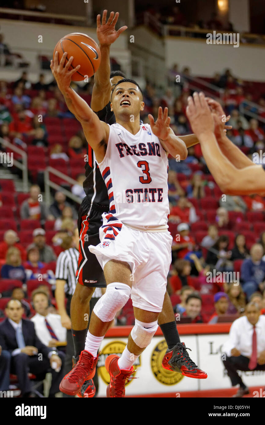 16 novembre 2013, Fresno, CA - Fresno State guard Cezar Guerrero dans le match entre la Northridge Matadors et le fresno State Bulldogs à Save Mart Center à Fresno, CA. Fresno State a gagné le match 80 à 64. Banque D'Images