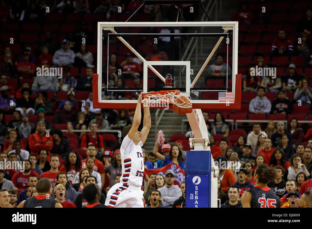16 novembre 2013, Fresno, CA - Fresno State guard Tyler Johnson dans le jeu entre le Northridge Matadors et le fresno State Bulldogs à Save Mart Center à Fresno, CA. Fresno State a gagné le match 80 à 64. Banque D'Images