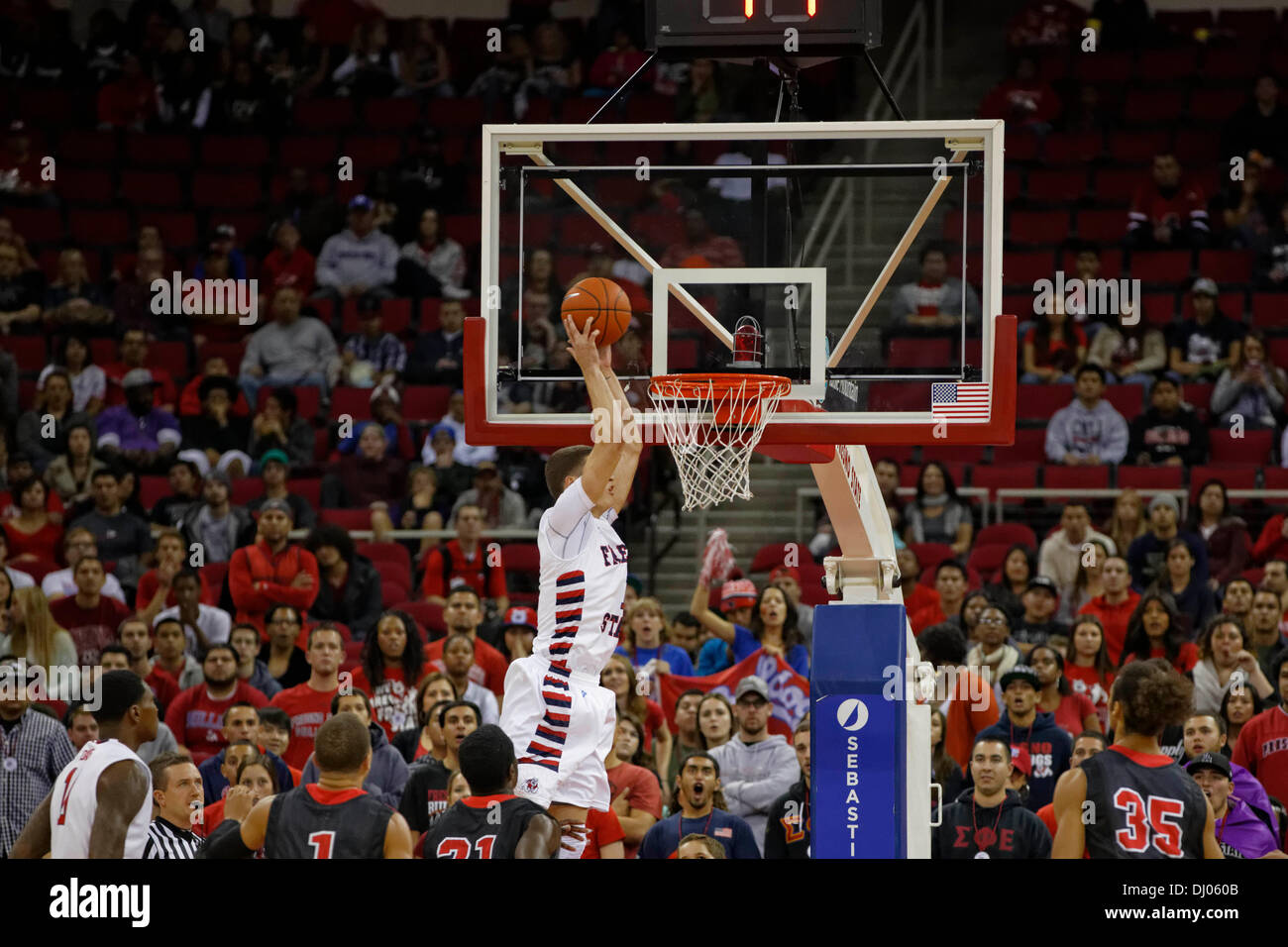 16 novembre 2013, Fresno, CA - Fresno State guard Tyler Johnson dans le jeu entre le Northridge Matadors et le fresno State Bulldogs à Save Mart Center à Fresno, CA. Fresno State a gagné le match 80 à 64. Banque D'Images
