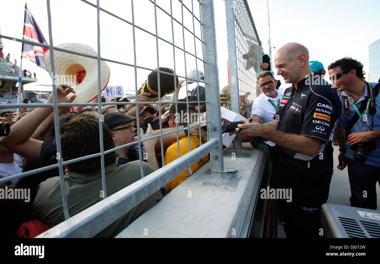 Austin, Texas, États-Unis. 17 novembre, 2013. 11/17/2013 Austin, TX. USA. Designer automobile Red Bull Adrian Newey, signe des autographes après la formule 1 United States Grand Prix au circuit of the Americas à Austin, Texas. Credit : Ralph Lauer/ZUMAPRESS.com/Alamy Live News Banque D'Images
