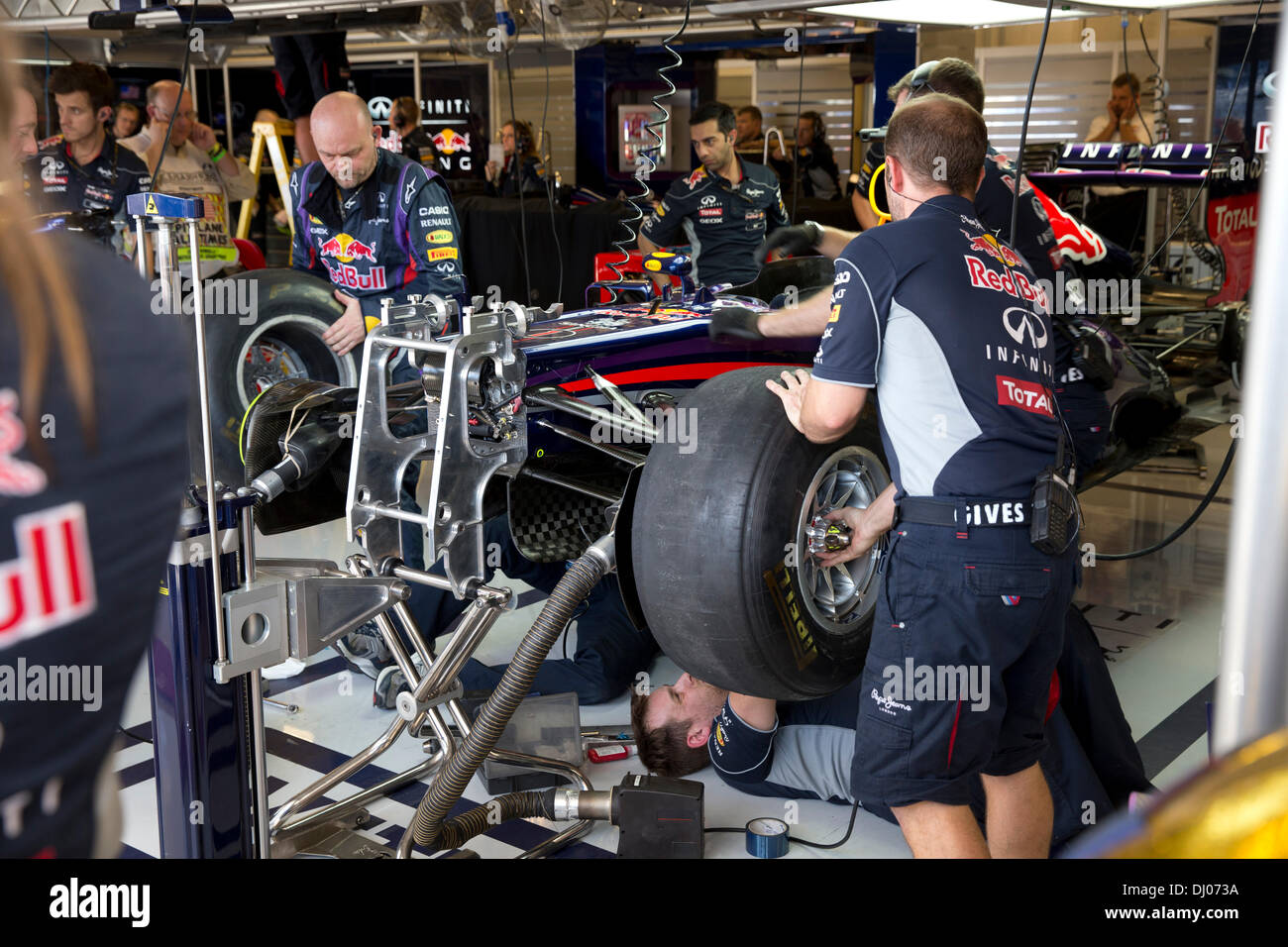 Travaux de mécanique sur la voiture de Sebastian Vettel lors du Grand Prix des Etats-Unis sur le circuit de les Amériques la voie près de Austin Banque D'Images