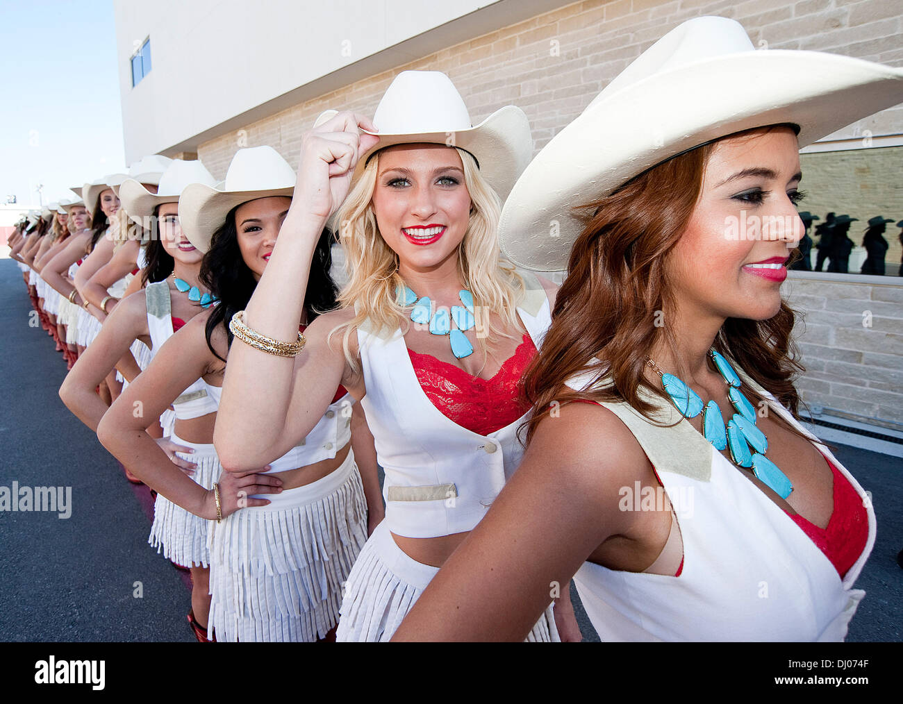 Austin, Texas, États-Unis. 17 novembre, 2013. 17 novembre 2013 : Paddock Girls course en avant le début de la Formule 1 Grand Prix des États-Unis sur le circuit des Amériques à Austin, TX. © csm/Alamy Live News Banque D'Images