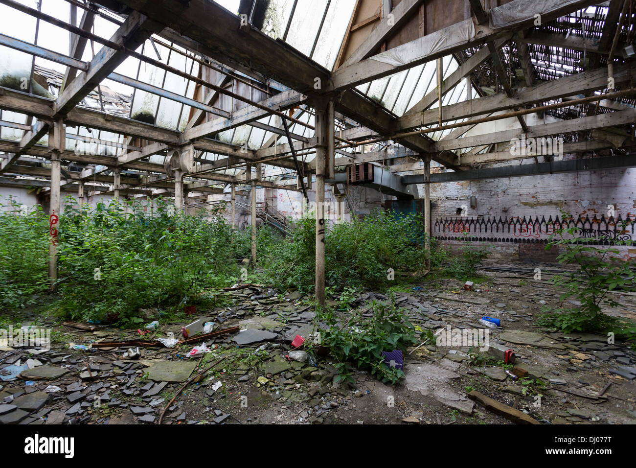 L'usine de textile désaffectée à Bradford, maintenant utilisé par les toxicomanes. Banque D'Images