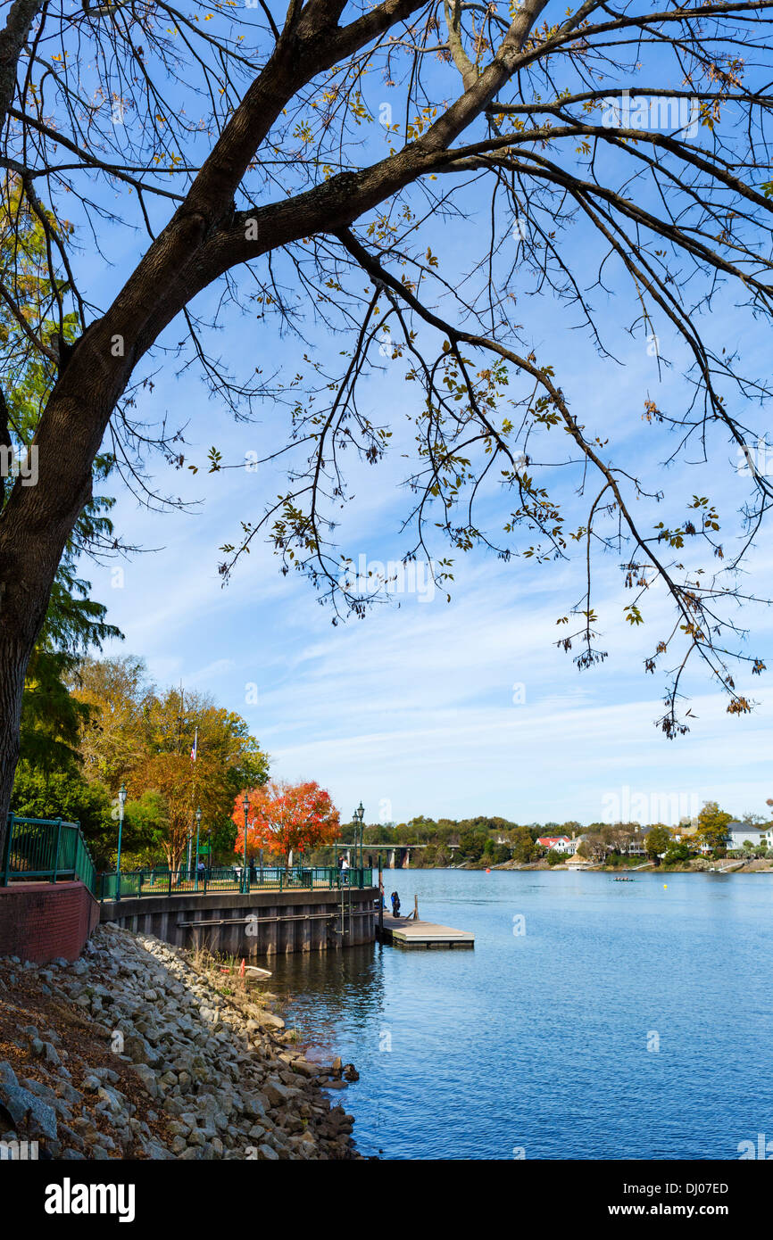 L'Augusta Riverwalk aux côtés de la rivière Savannah à l'automne, Augusta, Géorgie, USA Banque D'Images