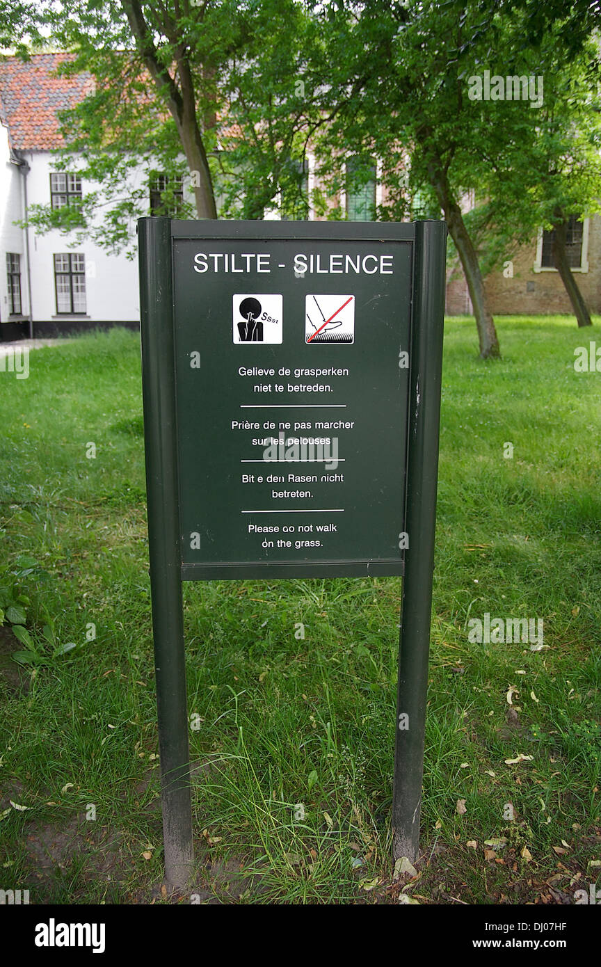 «Silence' et 'prière de ne pas marcher sur l'herbe' en anglais, néerlandais, français et allemand à l'béguinage de Bruges, Belgique Banque D'Images