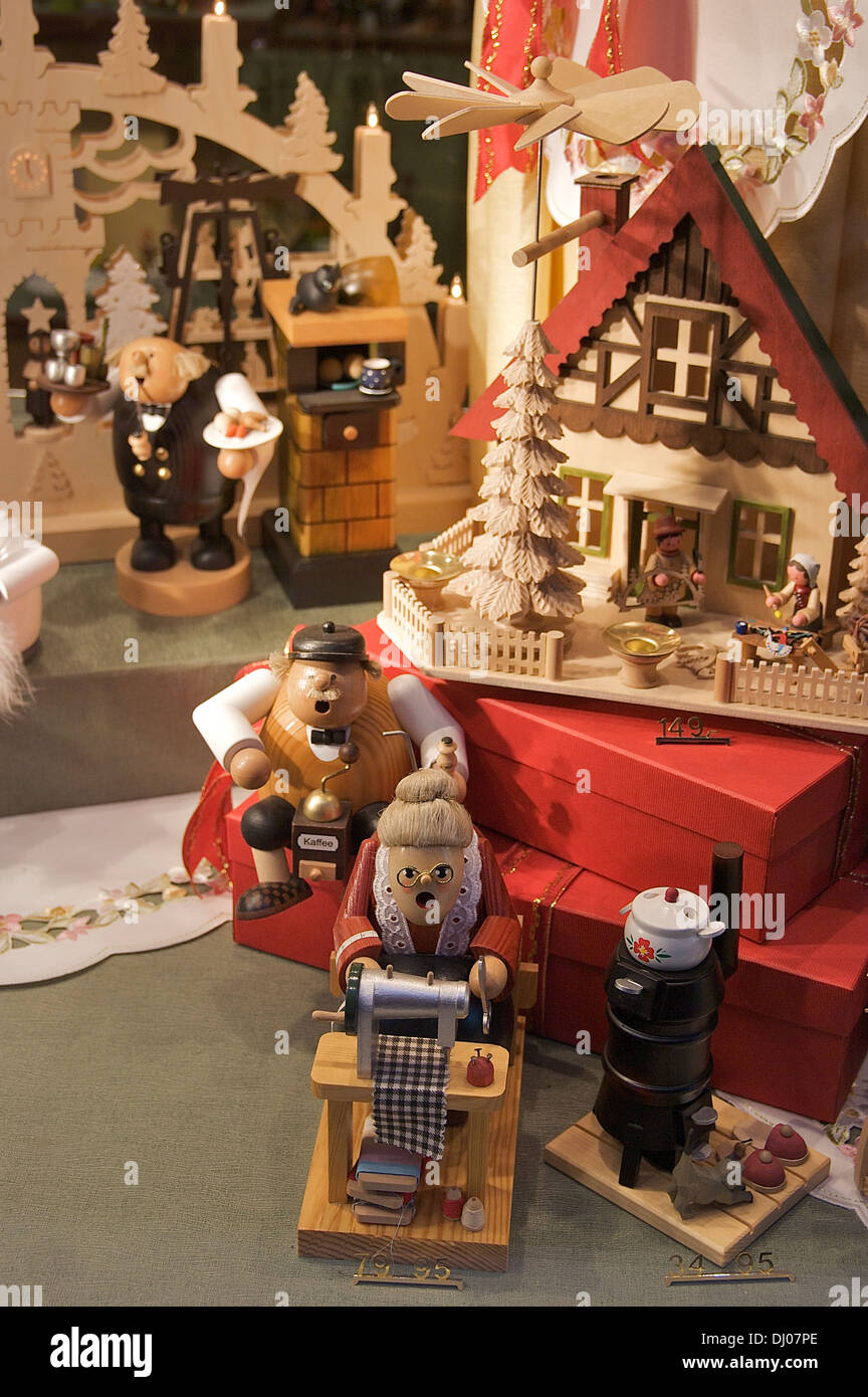 Les jouets en bois affiche dans une vitrine dans Bruges, Belgique Banque D'Images