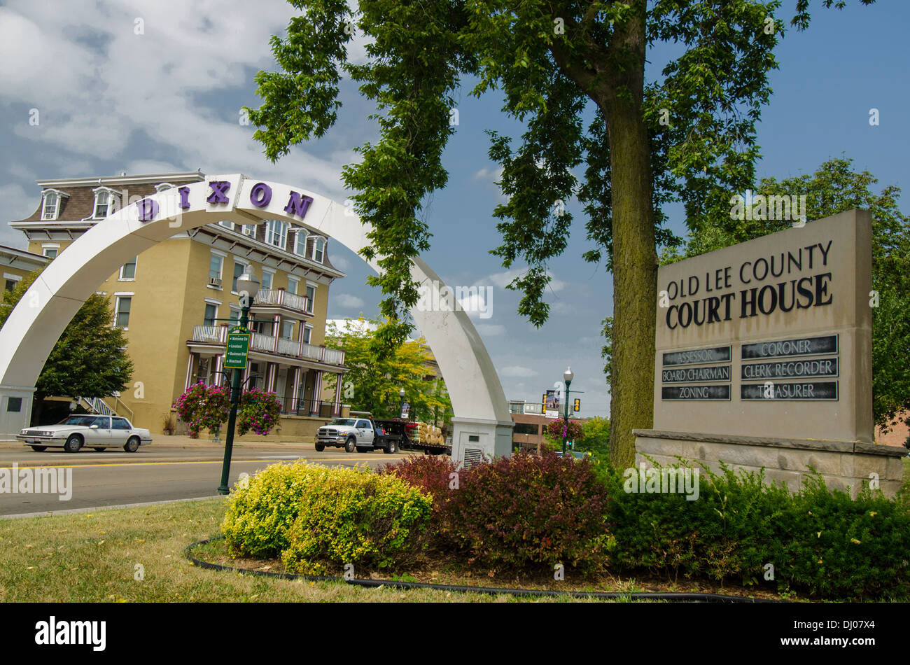 Signe pour le palais de justice de comté et à l'arche dans Dixon , Illiinois, une ville le long de la Lincoln Highway. Banque D'Images