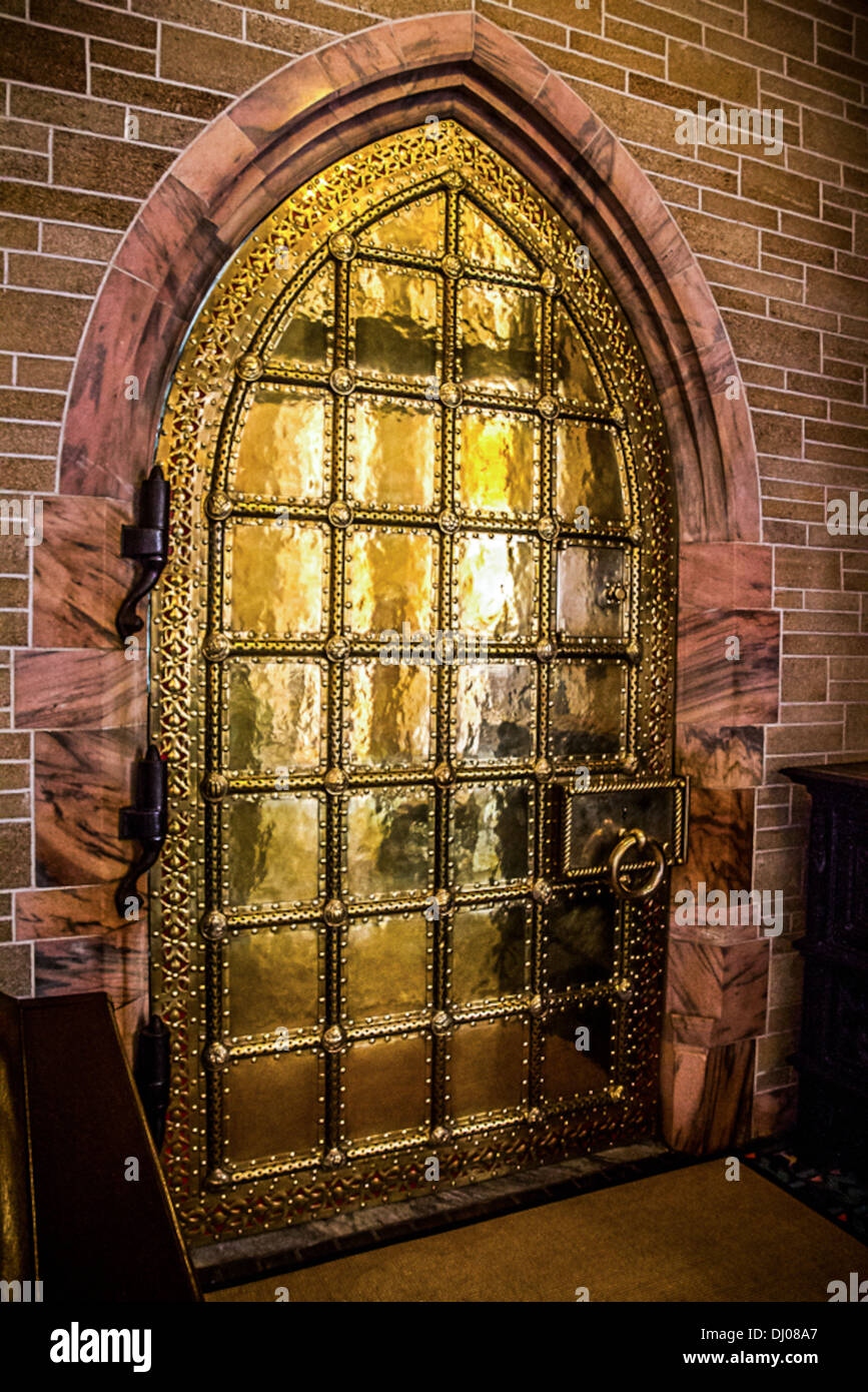 Le regard de l'intérieur de la célèbre porte de la tour Bok de laiton dans Lake Wales, Fl Banque D'Images