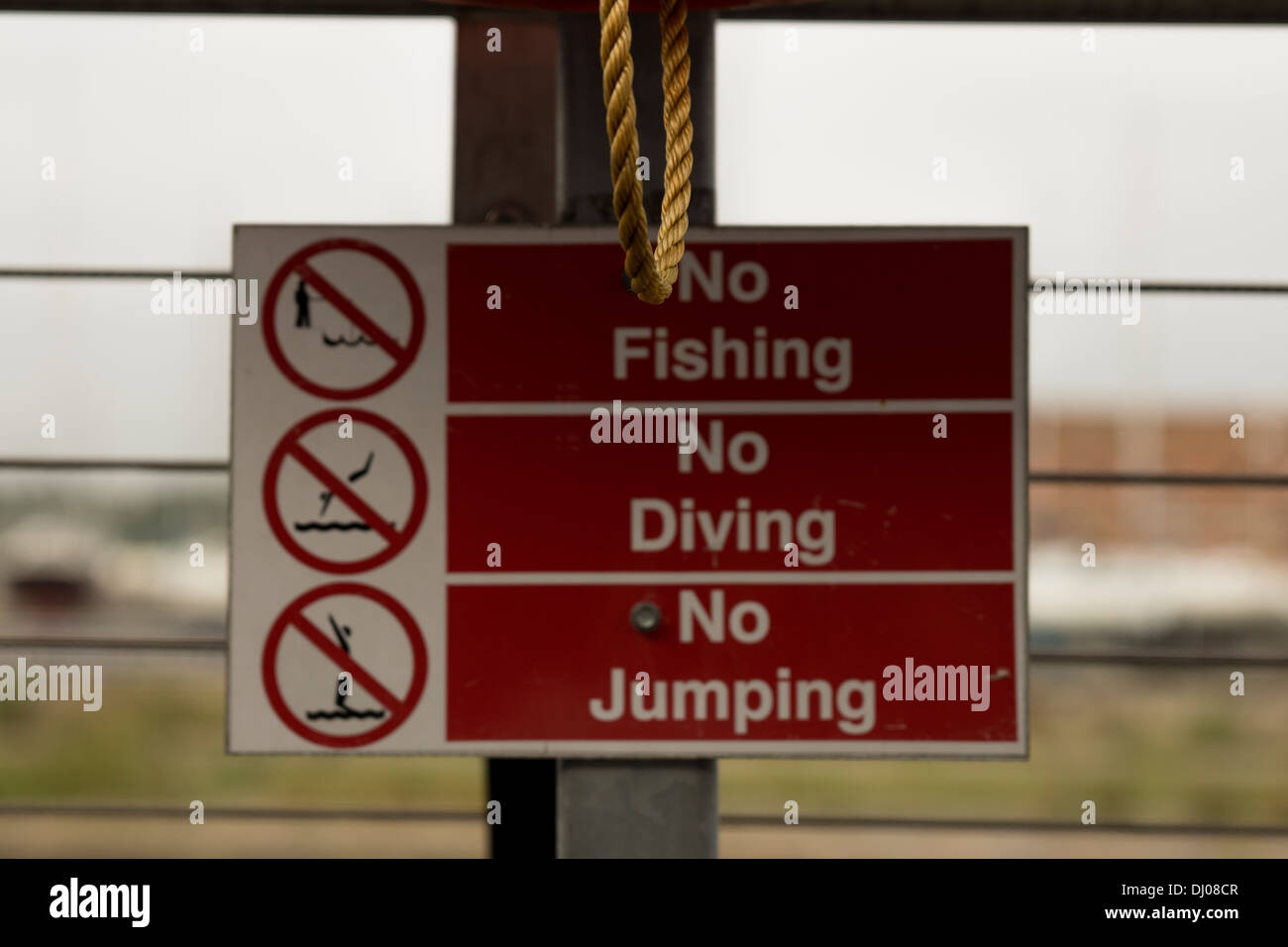Danger panneaux d'avertissement panneaux d'lampadaire fence Banque D'Images