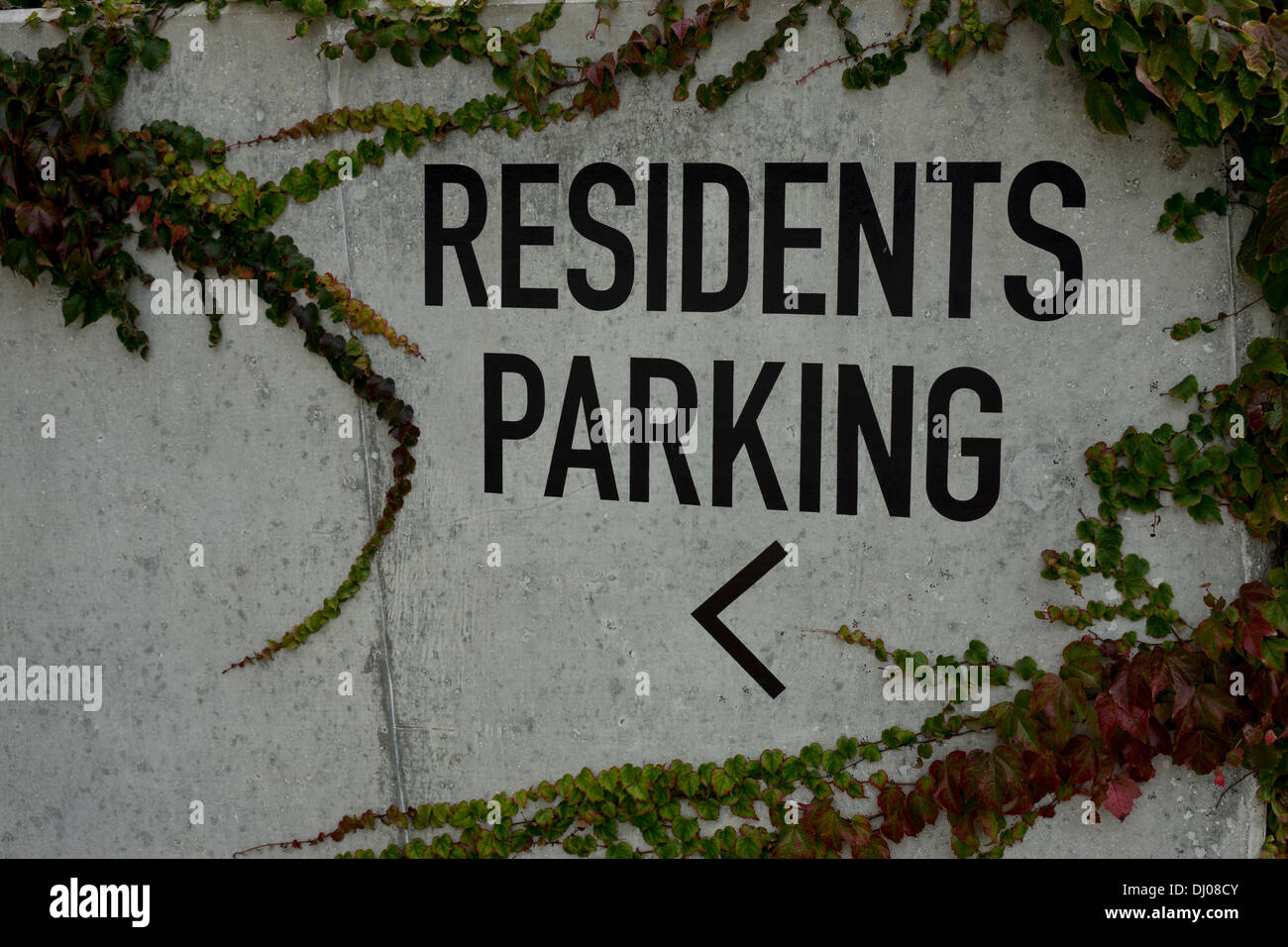 Parking résidents ivy signe la flèche pointant vers la croissance Banque D'Images