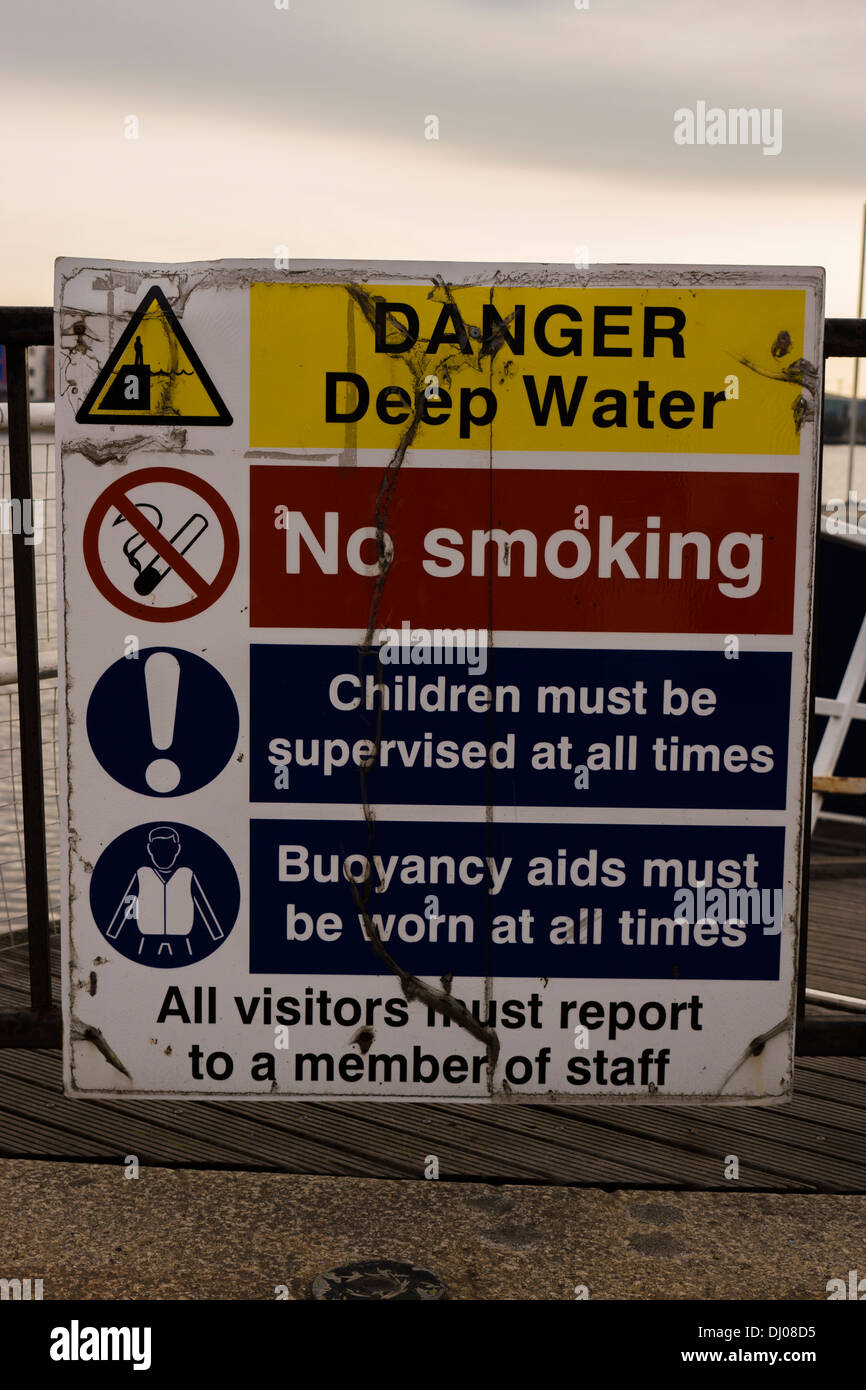 Danger panneaux d'avertissement panneaux d'lampadaire fence Banque D'Images