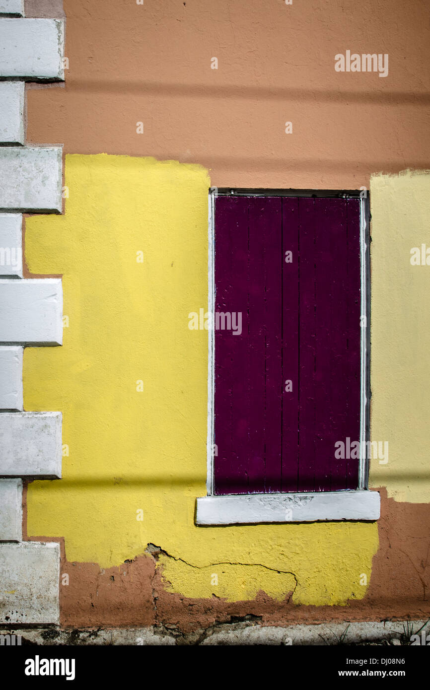 Un accueil en centre-ville de Nassau a ses volets fermés tout contre toutes les tempêtes. Banque D'Images