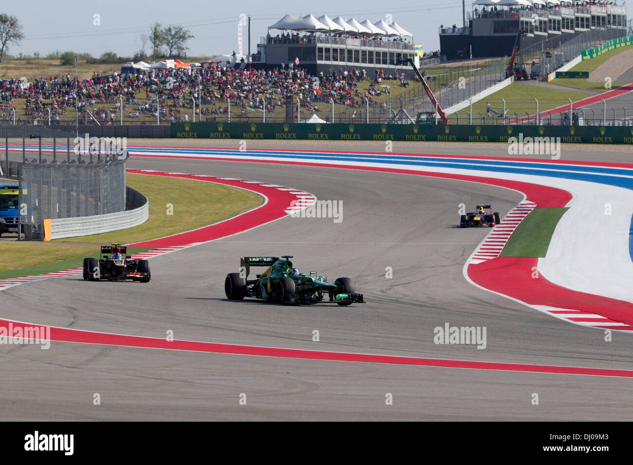 Les voitures de Formule 1 négocier à l'âge de 18 ans au cours de la Formule 1 United States Grand Prix sur le circuit des Amériques la voie près de Austin, TX. Banque D'Images