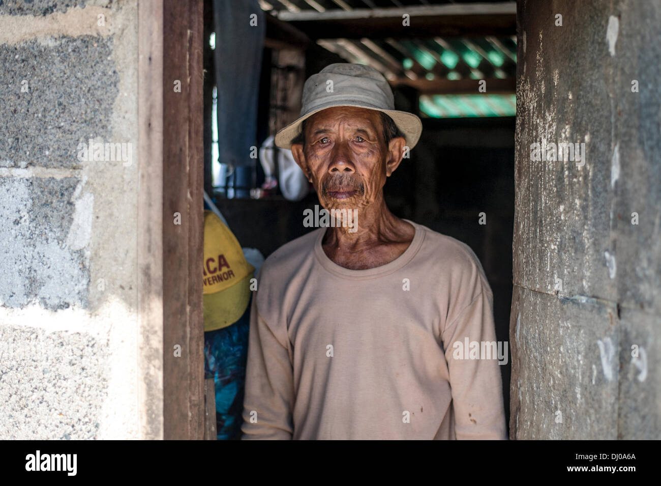 Un homme âgé regarde hors de sa maison détruite à la suite du super typhon Haiyan, 15 novembre 2013 à Guiuan, Philippines. Banque D'Images