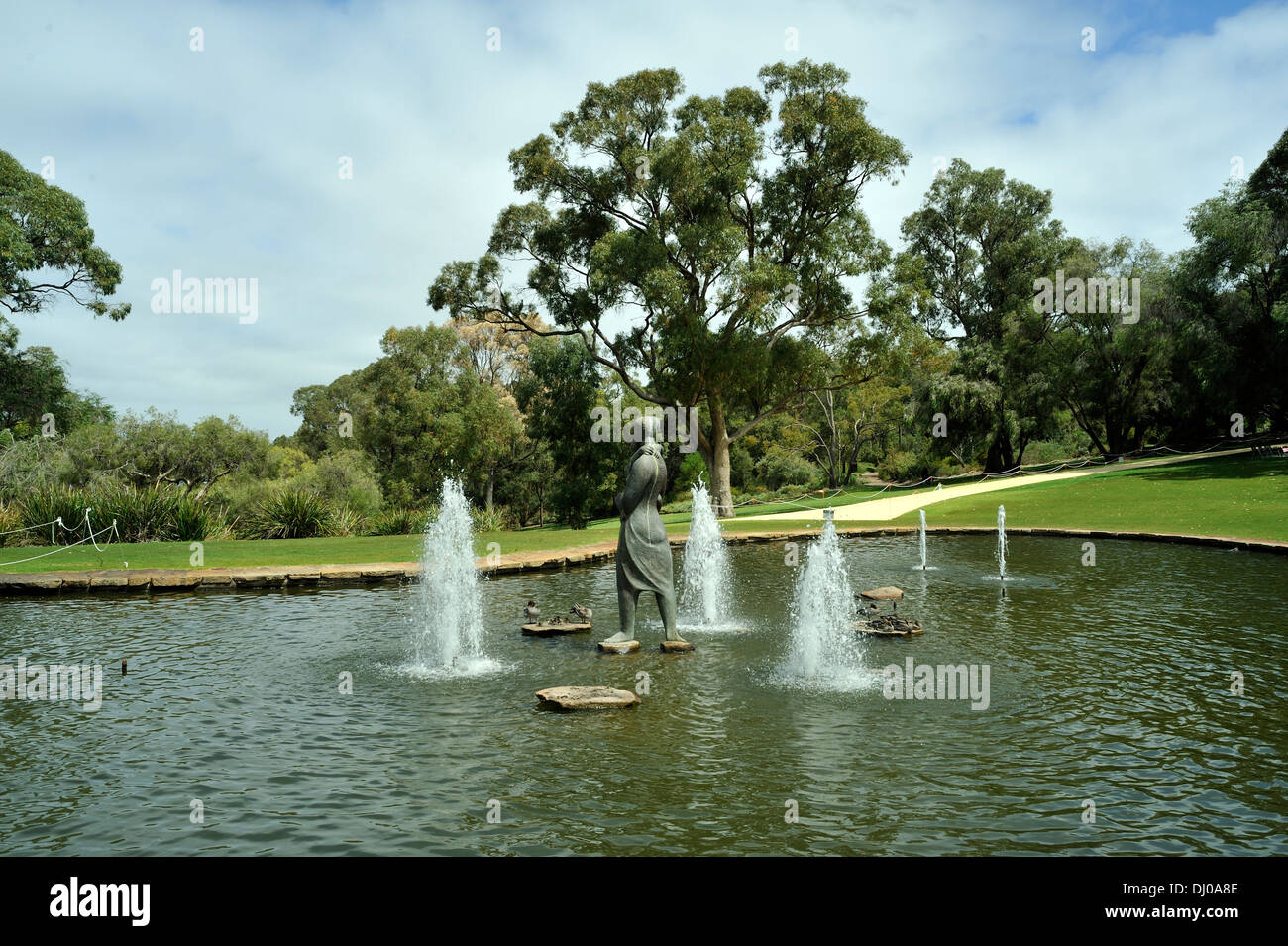 La Pioneer Women's Memorial statue et bassin. King's Park, Perth, Australie occidentale Banque D'Images