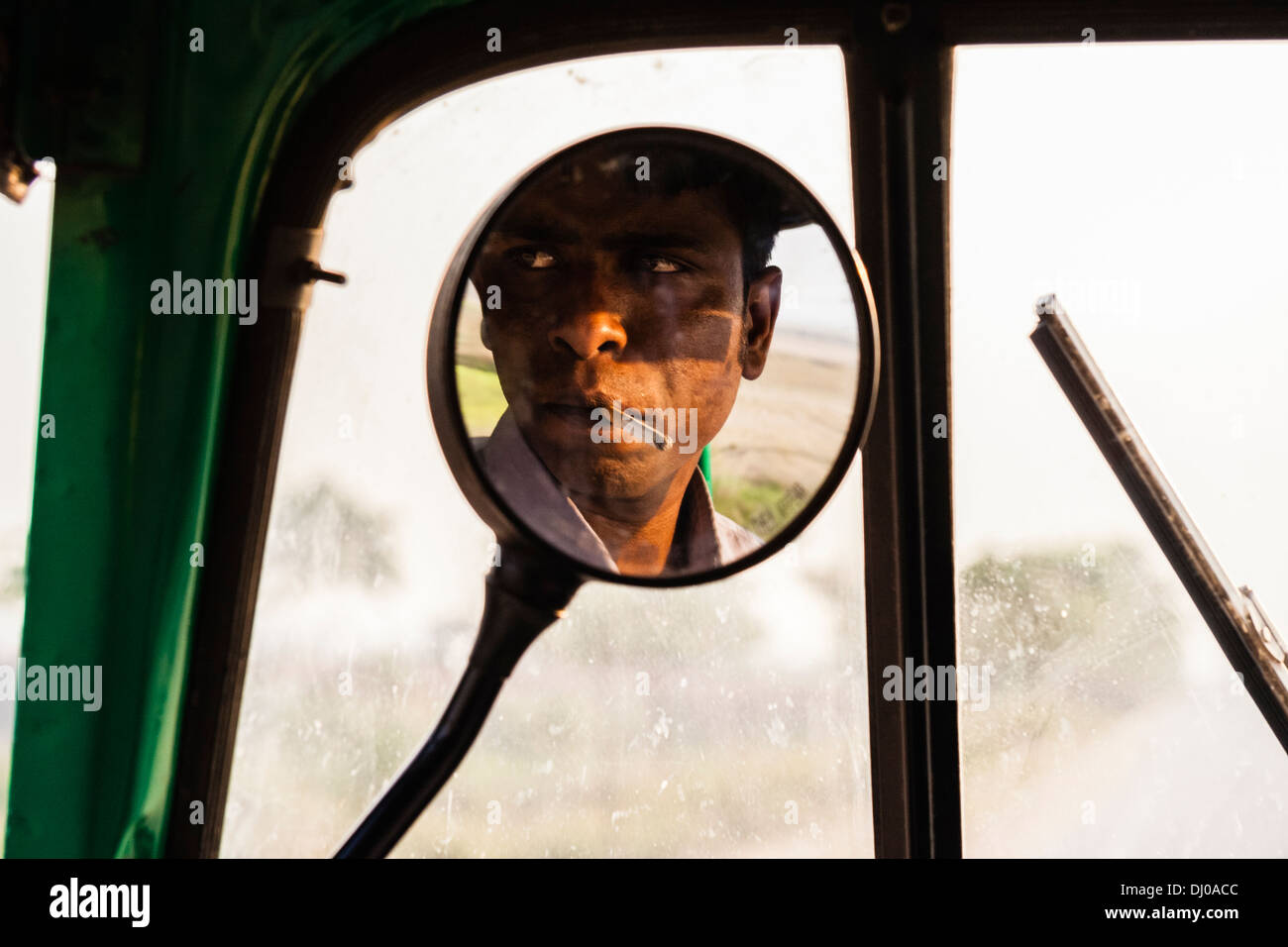 Portrait du pilote Motorickshaw reflétée sur miroir. Banque D'Images