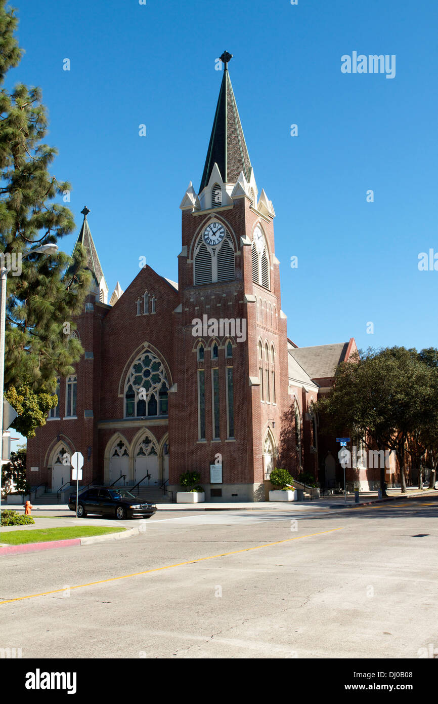 Construit en brique rouge de l'Église luthérienne St Johns dans la ville d'Orange, en Californie . A été à l'origine dédiée le 19 juillet 1914 Banque D'Images