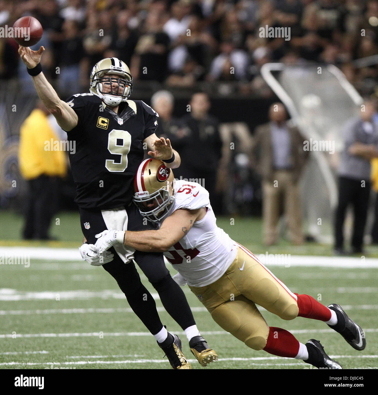 La Nouvelle-Orléans, Louisiane, Etats-Unis. 17 novembre, 2013. La Nouvelle Orléans Saint quarterback Drew Brees lance la balle tout en étant abordé par San Francisco 49er secondeur DAN SKUTA au Louisiana Superdome. © Dan Anderson/ZUMAPRESS.com/Alamy Live News Banque D'Images