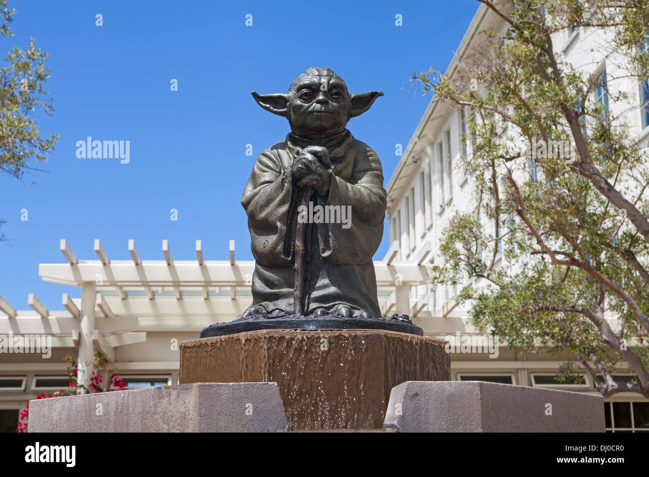 Fontaine de la statue de Yoda au Letterman Digital Arts Centre, (Lucasfilm, Ltd.), Presidio, San Francisco,Californie, États-Unis. Banque D'Images